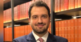 Representação conceitual de pais e filhos conectados em dispositivos digitais.