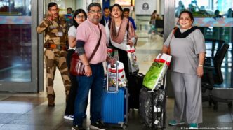 Trabalhadores indianos retornando do Golfo devido à crise econômica.
