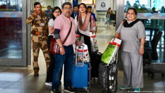 Trabalhadores indianos retornando do Golfo devido à crise econômica.