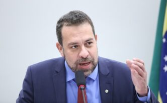 Ministro Guilherme Boulos em entrevista sobre mudanças na jornada de trabalho.