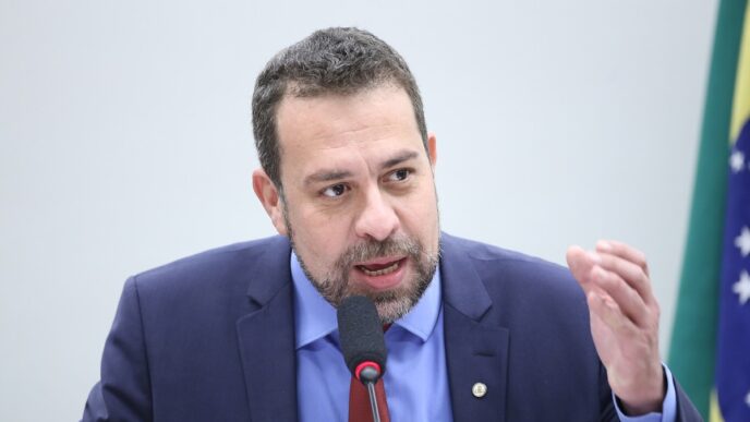 Ministro Guilherme Boulos em entrevista sobre mudanças na jornada de trabalho.