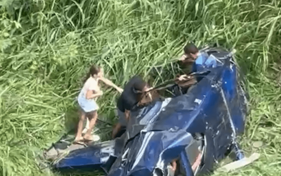Equipes de resgate no local da queda de helicóptero em Campina Grande.