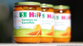 Potes de comida infantil da marca HiPP em prateleira de supermercado.