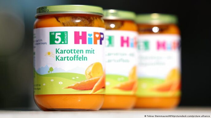 Potes de comida infantil da marca HiPP em prateleira de supermercado.