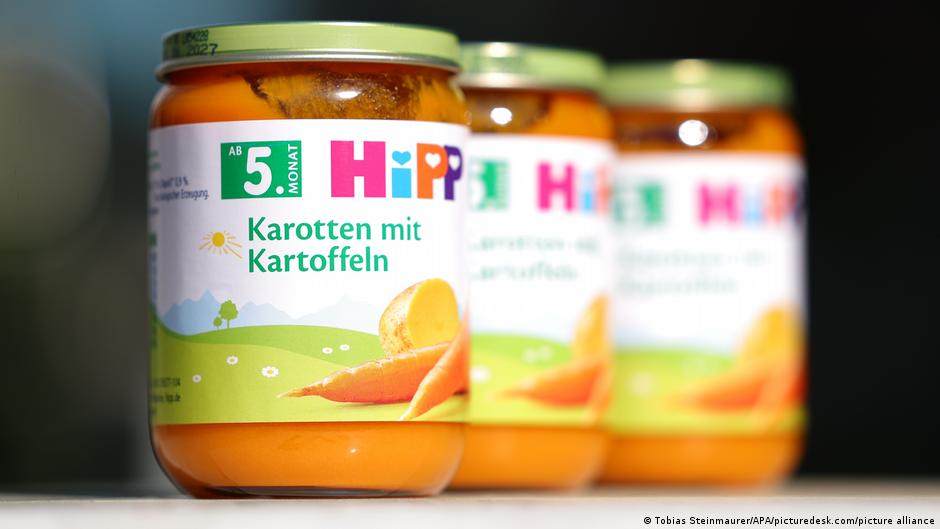 Potes de comida infantil da marca HiPP em prateleira de supermercado.