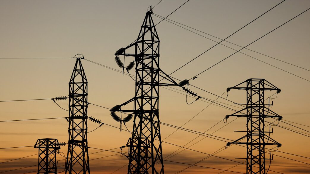 Vista aérea de infraestrutura energética na Holanda.
