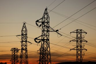 Vista aérea de infraestrutura energética na Holanda.