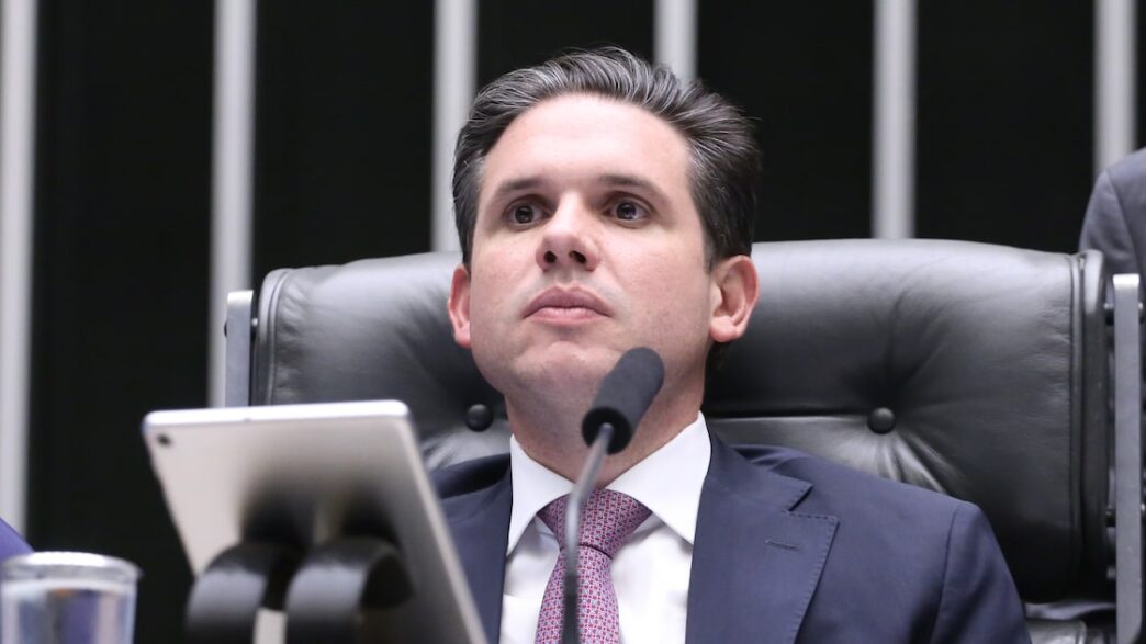 Hugo Motta sinaliza disposição para discutir revisão da ‘taxa das blusinhas’ na Câmara em contexto de Política Econômica