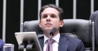 Hugo Motta sinaliza disposição para discutir revisão da ‘taxa das blusinhas’ na Câmara em contexto de Política Econômica