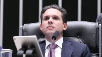 Hugo Motta sinaliza disposição para discutir revisão da ‘taxa das blusinhas’ na Câmara em contexto de Política Econômica