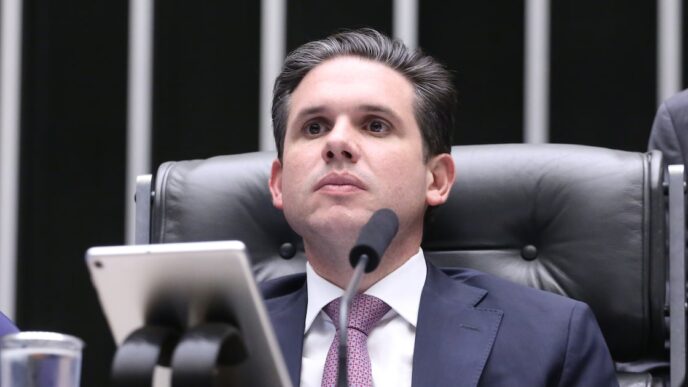 Hugo Motta sinaliza disposição para discutir revisão da ‘taxa das blusinhas’ na Câmara em contexto de Política Econômica