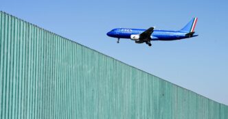 Tanques de combustível de aviação em aeroporto internacional.