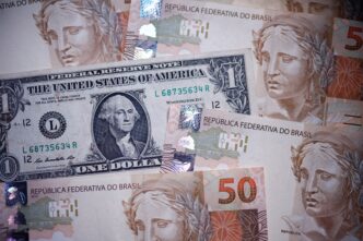 Ibovespa recua e dólar mantém estabilidade em dia de cautela com conflito no Oriente Médio em contexto de Política Econômica