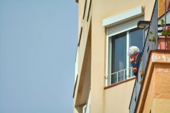 Idosos analisando documentos financeiros para planejamento de aposentadoria.