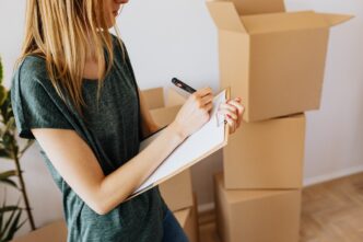 Documentos de Imposto de Renda sobre uma mesa de escritório.
