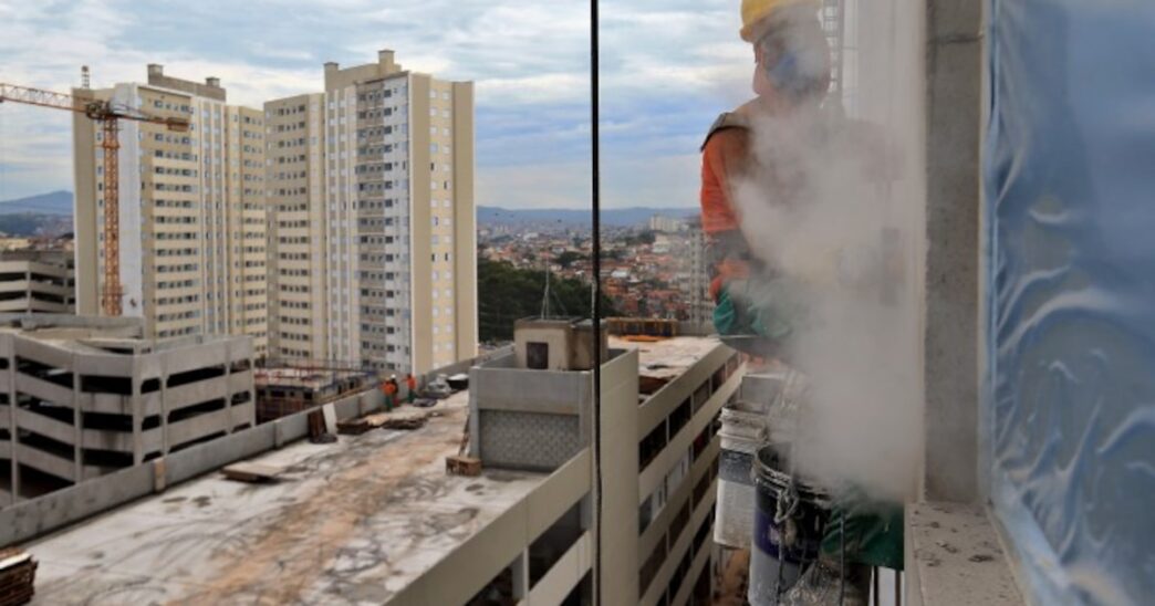 Canteiro de obras representando o setor de construção civil no Brasil.