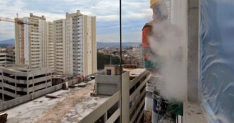 Canteiro de obras representando o setor de construção civil no Brasil.