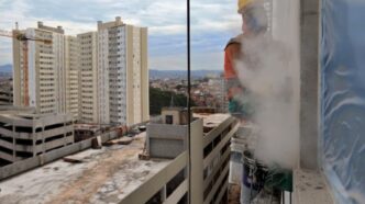 Canteiro de obras representando o setor de construção civil no Brasil.