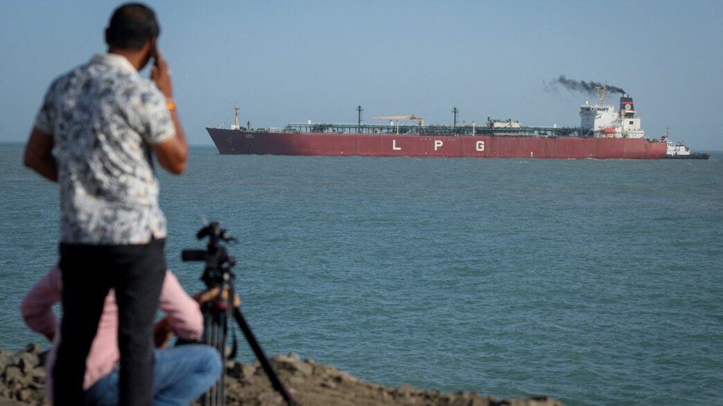 Navios mercantes navegando em rota comercial estratégica no Oriente Médio.