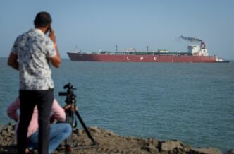 Navios mercantes navegando em rota comercial estratégica no Oriente Médio.