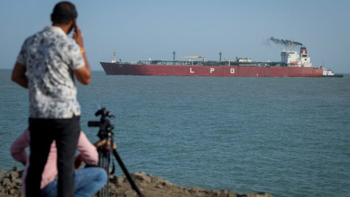 Navios mercantes navegando em rota comercial estratégica no Oriente Médio.