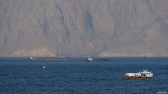 Navios mercantes no Estreito de Hormuz