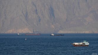Navios mercantes no Estreito de Hormuz
