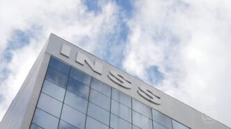 Fachada do INSS e representação de atendimento ao público.