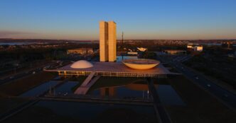Fachada do Supremo Tribunal Federal em Brasília, palco de decisões que impactam a política econômica e institucional do país.