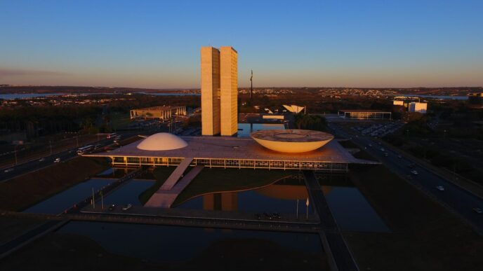 Fachada do Supremo Tribunal Federal em Brasília, palco de decisões que impactam a política econômica e institucional do país.