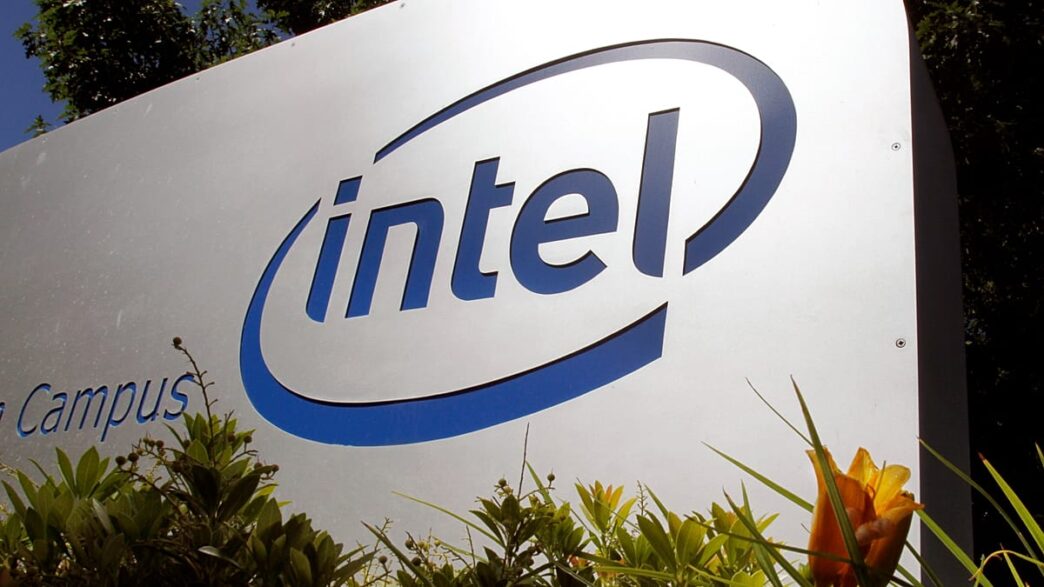 Processadores e chips da Intel em ambiente de laboratório.