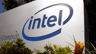 Processadores e chips da Intel em ambiente de laboratório.