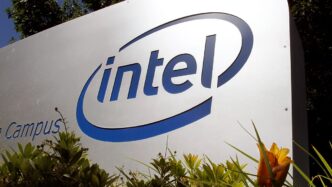 Processadores e chips da Intel em ambiente de laboratório.