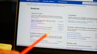 Representação gráfica de inteligência artificial aplicada a documentos fiscais e impostos.