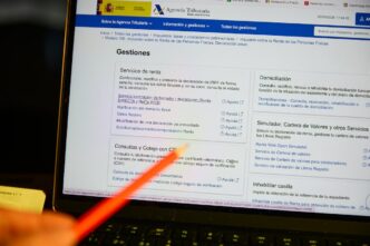 Representação gráfica de inteligência artificial aplicada a documentos fiscais e impostos.