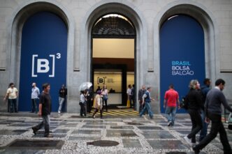 Fachada da B3, a bolsa de valores brasileira, em dia de pregão.
