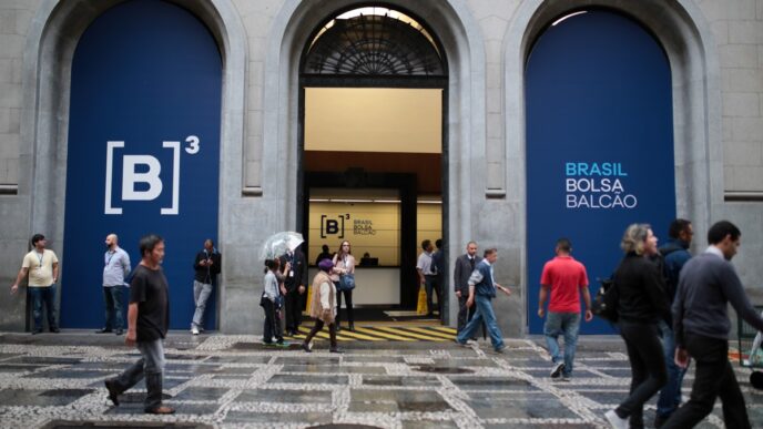 Fachada da B3, a bolsa de valores brasileira, em dia de pregão.