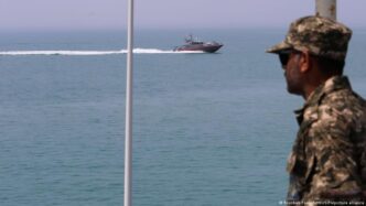 Navios de guerra e mísseis iranianos em desfile militar em Teerã.