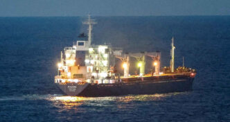 Petroleiro navegando em rota comercial estratégica no Estreito de Ormuz.