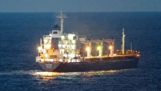 Petroleiro navegando em rota comercial estratégica no Estreito de Ormuz.