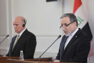 Ministro das Relações Exteriores do Irã, Abbas Araghchi, discute tensões regionais.