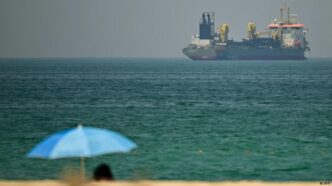 Navios de carga no Estreito de Hormuz durante período de bloqueio naval.