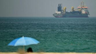 Navios de carga no Estreito de Hormuz durante período de bloqueio naval.