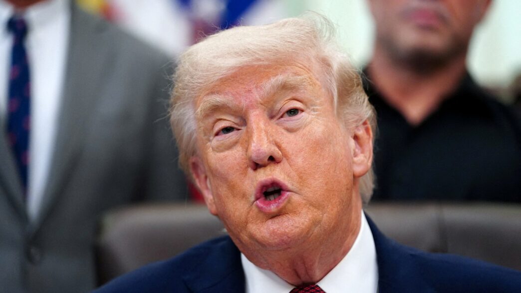 Donald Trump em pronunciamento oficial sobre política externa.