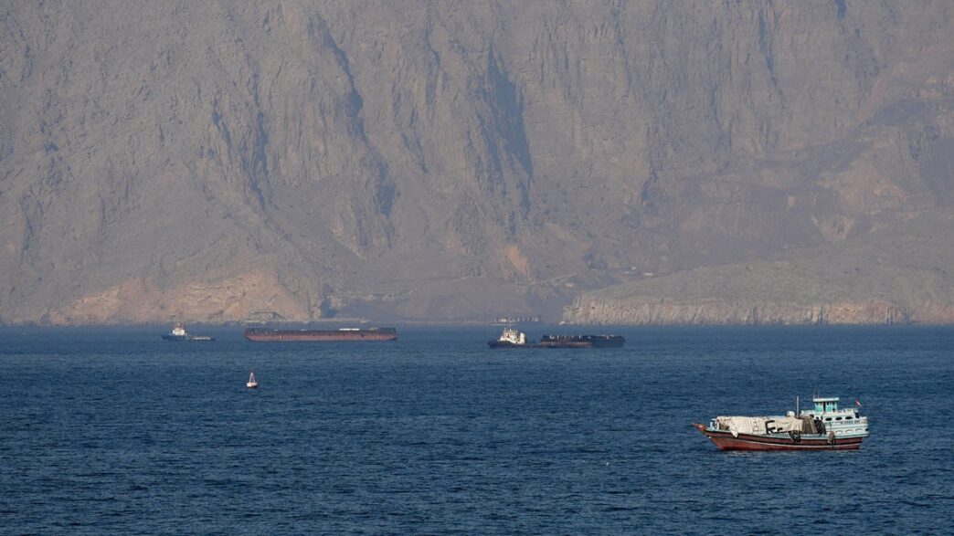 Navio de carga iraniano apreendido no Golfo de Omã em meio à escalada de tensões militares.