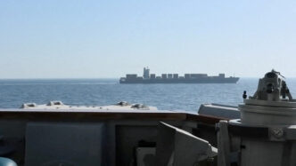 Navio militar em operação no mar durante crise diplomática
