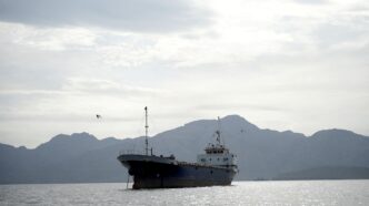 Irã retoma bloqueio ao Estreito de Ormuz após impasse com os EUA em contexto de Finanças do Brasil