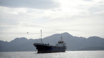 Irã retoma bloqueio ao Estreito de Ormuz após impasse com os EUA em contexto de Finanças do Brasil