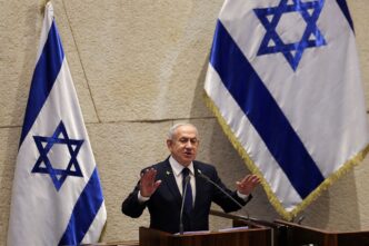 Militares israelenses em operação no sul do Líbano durante conflito regional.