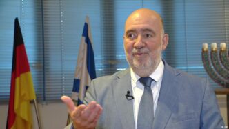 Embaixador de Israel Ron Prosor em entrevista sobre segurança regional.